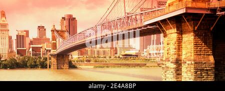 Hängebrücke über den Ohio River mit Wolkenkratzern im Hintergrund, Cincinnati, Ohio, USA Stockfoto