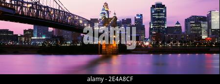 Hängebrücke über den Ohio River mit Wolkenkratzern im Hintergrund, Cincinnati, Ohio, USA Stockfoto