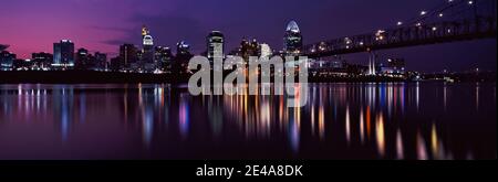 Hängebrücke über den Ohio River mit Wolkenkratzern im Hintergrund, Cincinnati, Ohio, USA Stockfoto