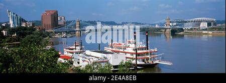 Boote in einem Fluss mit einer Hängebrücke im Hintergrund, Ohio River, Cincinnati, Ohio, USA Stockfoto