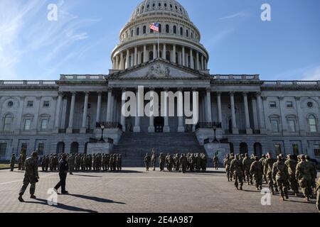 Washington, USA. Januar 2021. Mitglieder der Nationalgarde marschieren am 22. Januar 2021 vor dem US-Kapitolgebäude in Washington, DC. (Foto von Oliver Contreras/Sipa USA) Quelle: SIPA USA/Alamy Live News Stockfoto