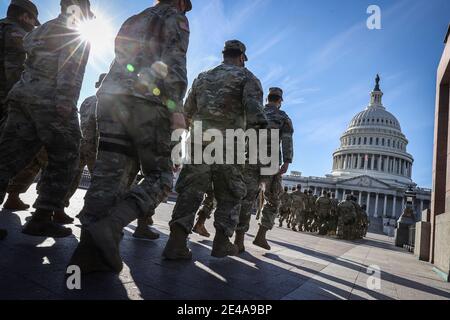 Washington, USA. Januar 2021. Mitglieder der Nationalgarde marschieren am 22. Januar 2021 vor dem US-Kapitolgebäude in Washington, DC. (Foto von Oliver Contreras/Sipa USA) Quelle: SIPA USA/Alamy Live News Stockfoto