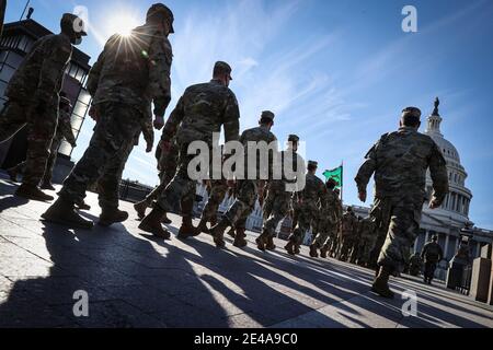 Washington, USA. Januar 2021. Mitglieder der Nationalgarde marschieren am 22. Januar 2021 vor dem US-Kapitolgebäude in Washington, DC. (Foto von Oliver Contreras/Sipa USA) Quelle: SIPA USA/Alamy Live News Stockfoto