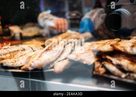 TÜRKEI, ISTANBUL, 14. DEZEMBER 2018: Gebratener Fisch in einem traditionellen türkischen Fastfood. Stockfoto