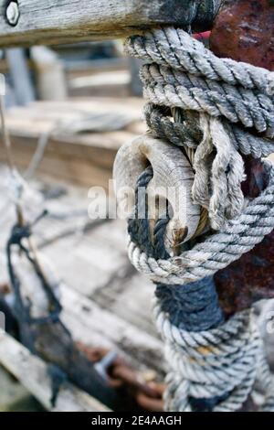 Alte verwitterte Seile auf Schiff in Key West, Florida, FL USA. Südlichster Punkt in den kontinentalen USA. Urlaubsziel der Insel Stockfoto