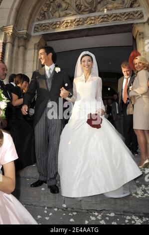 EXKLUSIV. Religiöse Hochzeit des belgischen Prinzen Edouard de Ligne La Tremoille und der italienischen Schauspielerin Isabella Orsini in Antoing, Belgien am 5. September 2009. Das Kleid von Kate Middleton, ein Design von Sarah Burton für das Modehaus von Alexander McQueen, erinnert an Isabella Orsinis Hochzeitskleid des belgischen Designers Gerald Watelet. Foto von Gouhier-Guibbaud-Gorassini/ABACAPRESS.COM Stockfoto