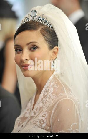 EXKLUSIV. Religiöse Hochzeit des belgischen Prinzen Edouard de Ligne La Tremoille und der italienischen Schauspielerin Isabella Orsini in Antoing, Belgien am 5. September 2009. Das Kleid von Kate Middleton, ein Design von Sarah Burton für das Modehaus von Alexander McQueen, erinnert an Isabella Orsinis Hochzeitskleid des belgischen Designers Gerald Watelet. Foto von Gouhier-Guibbaud-Gorassini/ABACAPRESS.COM Stockfoto