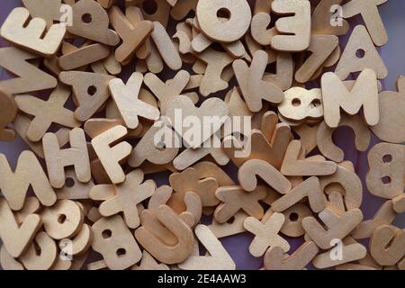 Buchstaben, Zahlen und andere Figuren aus Sperrholz gesägt. Stockfoto