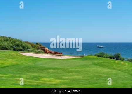 Resort Luxusstrände, Golfplätze mit Palmen, mit Blick auf das Meer für Touristen zum Entspannen. Portugal algarve Stockfoto