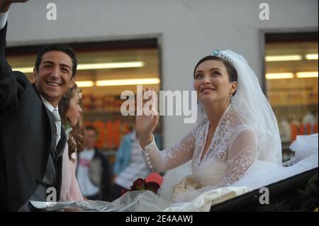 EXKLUSIV. Religiöse Hochzeit des belgischen Prinzen Edouard de Ligne La Tremoille und der italienischen Schauspielerin Isabella Orsini in Antoing, Belgien am 5. September 2009. Das Kleid von Kate Middleton, ein Design von Sarah Burton für das Modehaus von Alexander McQueen, erinnert an Isabella Orsinis Hochzeitskleid des belgischen Designers Gerald Watelet. Foto von Gouhier-Guibbaud-Gorassini/ABACAPRESS.COM Stockfoto