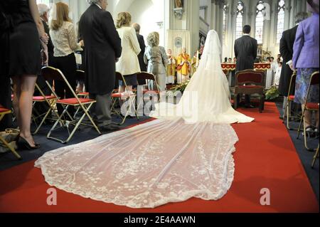 EXKLUSIV. Religiöse Hochzeit des belgischen Prinzen Edouard de Ligne La Tremoille und der italienischen Schauspielerin Isabella Orsini in Antoing, Belgien am 5. September 2009. Das Kleid von Kate Middleton, ein Design von Sarah Burton für das Modehaus von Alexander McQueen, erinnert an Isabella Orsinis Hochzeitskleid des belgischen Designers Gerald Watelet. Foto von Gouhier-Guibbaud-Gorassini/ABACAPRESS.COM Stockfoto