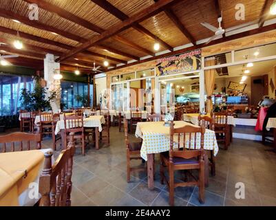 Verhalten der Menschen in Corona Zeiten in Griechenland, mit und ohne Maske, mit leeren Restaurants Stockfoto