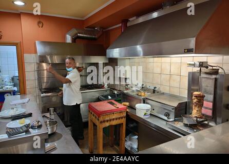 Verhalten der Menschen in Corona Zeiten in Griechenland, mit und ohne Maske, mit leeren Restaurants Stockfoto