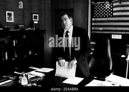 CIA-Direktor Leon Panetta posiert am 14. Mai 2009 in seinem Büro im CIA-Hauptquartier in Langley, Virginia, USA. Foto von Olivier Douliery/ABACAPRESS.COM Stockfoto