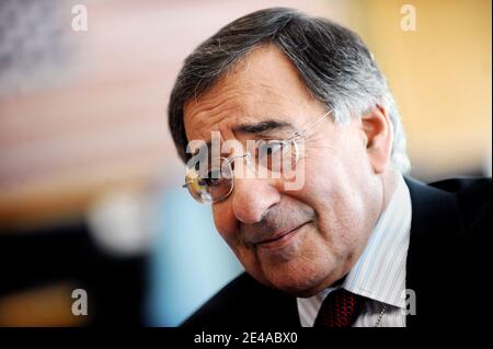 CIA-Direktor Leon Panetta posiert am 14. Mai 2009 in seinem Büro im CIA-Hauptquartier in Langley, Virginia, USA. Foto von Olivier Douliery/ABACAPRESS.COM Stockfoto