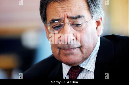 CIA-Direktor Leon Panetta posiert am 14. Mai 2009 in seinem Büro im CIA-Hauptquartier in Langley, Virginia, USA. Foto von Olivier Douliery/ABACAPRESS.COM Stockfoto