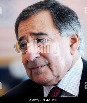 CIA-Direktor Leon Panetta posiert am 14. Mai 2009 in seinem Büro im CIA-Hauptquartier in Langley, Virginia, USA. Foto von Olivier Douliery/ABACAPRESS.COM Stockfoto