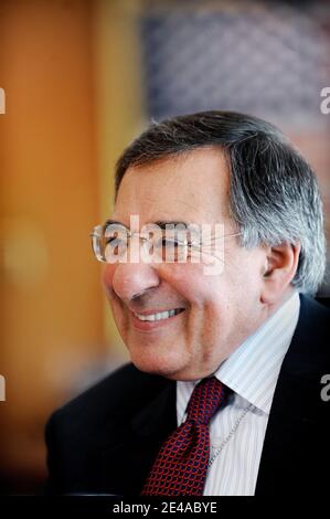 CIA-Direktor Leon Panetta posiert am 14. Mai 2009 in seinem Büro im CIA-Hauptquartier in Langley, Virginia, USA. Foto von Olivier Douliery/ABACAPRESS.COM Stockfoto