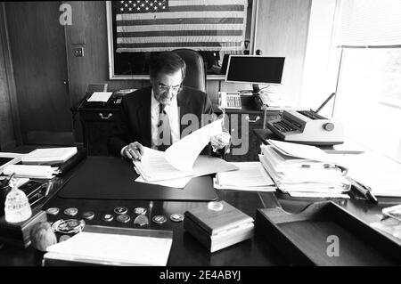 CIA-Direktor Leon Panetta posiert am 14. Mai 2009 in seinem Büro im CIA-Hauptquartier in Langley, Virginia, USA. Foto von Olivier Douliery/ABACAPRESS.COM Stockfoto