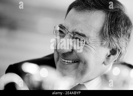 CIA-Direktor Leon Panetta posiert am 14. Mai 2009 in seinem Büro im CIA-Hauptquartier in Langley, Virginia, USA. Foto von Olivier Douliery/ABACAPRESS.COM Stockfoto