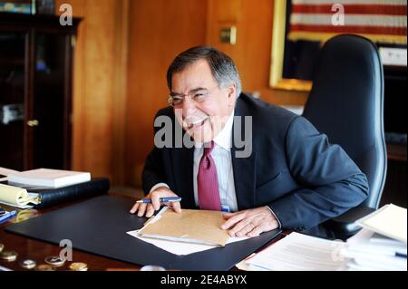 CIA-Direktor Leon Panetta posiert am 14. Mai 2009 in seinem Büro im CIA-Hauptquartier in Langley, Virginia, USA. Foto von Olivier Douliery/ABACAPRESS.COM Stockfoto