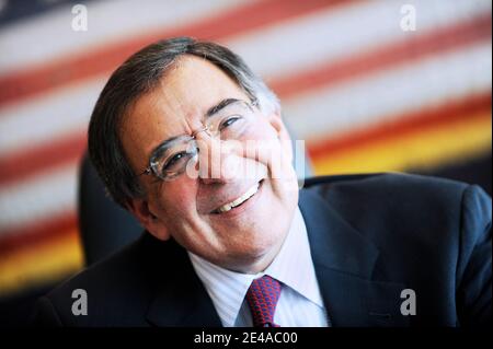 CIA-Direktor Leon Panetta posiert am 14. Mai 2009 in seinem Büro im CIA-Hauptquartier in Langley, Virginia, USA. Foto von Olivier Douliery/ABACAPRESS.COM Stockfoto