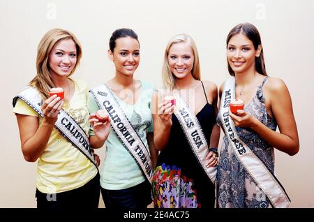 Miss Universe Dayana Mendoza, Miss USA Kristen Dalton, Miss California Tami Farrell und Miss California Teen Chelsea Gilligan posieren am 2. Juli 2009 in der Sled USA Zentrale in Los Angeles, CA, USA. Foto von Olivier Douliery/ABACAPRESS.COM Stockfoto