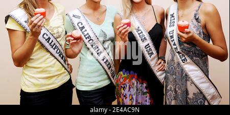 Miss Universe Dayana Mendoza, Miss USA Kristen Dalton, Miss California Tami Farrell und Miss California Teen Chelsea Gilligan posieren am 2. Juli 2009 in der Sled USA Zentrale in Los Angeles, CA, USA. Foto von Olivier Douliery/ABACAPRESS.COM Stockfoto