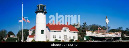 Niedriger Winkel Ansicht eines Leuchtturms, Chatham Light, Coast Guard Station Chatham, Chatham, Barnstable County, Massachusetts, USA Stockfoto