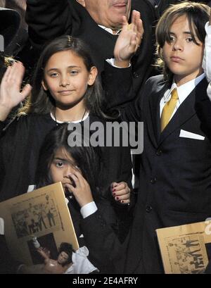 Michaels Tochter Paris Jackson und die beiden Söhne Prinz Michael Jackson II (AKA Blanket) und Prinz Michael Jackson während der Gedenkfeier für Michael Jackson im Staples Center in Los Angeles, CA, USA am 7. Juli 2009. Poolfoto von Gabriel bouys/AFP/PA-ABACAPRESS.COM (im Bild: Paris Jackson, Prinz Michael Jackson, Prinz Michael Jackson II) Stockfoto