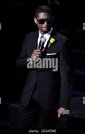 Sänger Usher tritt während der Gedenkfeier für Michael Jackson am 7. Juli 2009 im Staples Center in Los Angeles, CA, USA, auf. Poolfoto von Kevork Djansezian/Getty/PA-ABACAPRESS.COM (Bild: Usher) Stockfoto