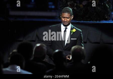 Sänger Usher tritt während der Gedenkfeier für Michael Jackson am 7. Juli 2009 im Staples Center in Los Angeles, CA, USA, auf. Poolfoto von Gabriel bouys/AFP/PA-ABACAPRESS.COM (Bild: Usher) Stockfoto