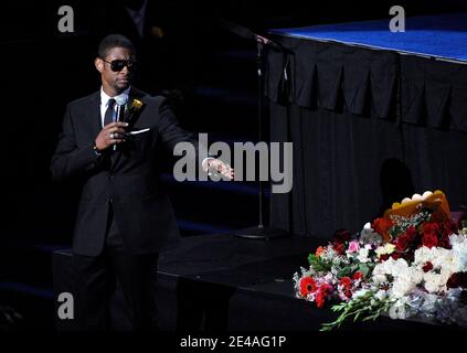 Sänger Usher tritt während der Gedenkfeier für Michael Jackson am 7. Juli 2009 im Staples Center in Los Angeles, CA, USA, auf. Poolfoto von Kevork Djansezian/Getty/PA-ABACAPRESS.COM (Bild: Usher) Stockfoto