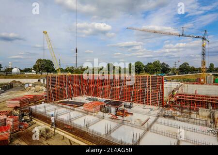 Oberhausen, Ruhrgebiet, Nordrhein-Westfalen, Deutschland - Emscher Umbau, Neubau des Emscher-AKE Kanals, hier das neue Pumpwerk in Oberhausen, der ökologische Umbau des Emscher-Systems besteht aus dem Bau einer zentralen Kläranlage im Ruhrgebiet, Der Bau von Kanalisation und die Renaturierung der Emscher und ihrer Nebenflüsse. Stockfoto