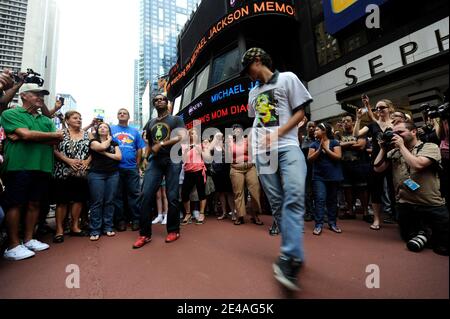 Hunderte Fans von Michael Jackson treffen sich, versammeln sich und tanzen, während sie am 7. Juli 2009 das King of Pop Memorial auf riesigen Leinwänden rund um den Times Square in New York City, NY, USA, sehen. Foto von ABACAPRESS.COM Stockfoto