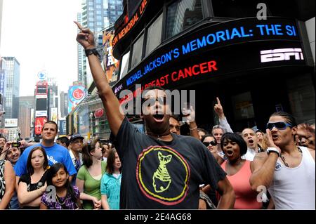 Hunderte Fans von Michael Jackson treffen sich, versammeln sich und tanzen, während sie am 7. Juli 2009 das King of Pop Memorial auf riesigen Leinwänden rund um den Times Square in New York City, NY, USA, sehen. Foto von ABACAPRESS.COM Stockfoto