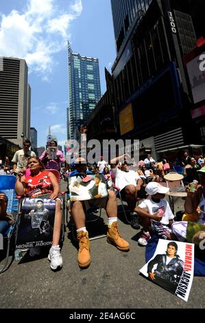 Hunderte Fans von Michael Jackson treffen sich, versammeln sich und tanzen, während sie am 7. Juli 2009 das King of Pop Memorial auf riesigen Leinwänden rund um den Times Square in New York City, NY, USA, sehen. Foto von ABACAPRESS.COM Stockfoto