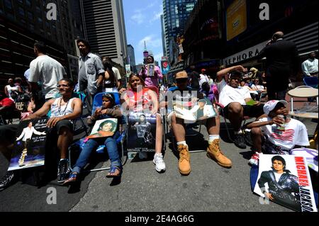 Hunderte Fans von Michael Jackson treffen sich, versammeln sich und tanzen, während sie am 7. Juli 2009 das King of Pop Memorial auf riesigen Leinwänden rund um den Times Square in New York City, NY, USA, sehen. Foto von ABACAPRESS.COM Stockfoto