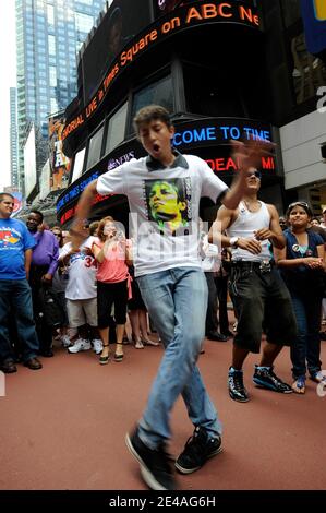 Hunderte Fans von Michael Jackson treffen sich, versammeln sich und tanzen, während sie am 7. Juli 2009 das King of Pop Memorial auf riesigen Leinwänden rund um den Times Square in New York City, NY, USA, sehen. Foto von ABACAPRESS.COM Stockfoto