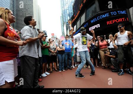 Hunderte Fans von Michael Jackson treffen sich, versammeln sich und tanzen, während sie am 7. Juli 2009 das King of Pop Memorial auf riesigen Leinwänden rund um den Times Square in New York City, NY, USA, sehen. Foto von ABACAPRESS.COM Stockfoto