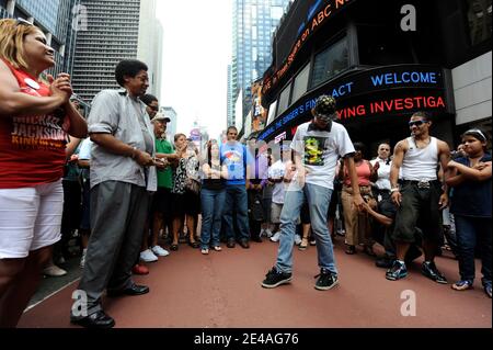 Hunderte Fans von Michael Jackson treffen sich, versammeln sich und tanzen, während sie am 7. Juli 2009 das King of Pop Memorial auf riesigen Leinwänden rund um den Times Square in New York City, NY, USA, sehen. Foto von ABACAPRESS.COM Stockfoto