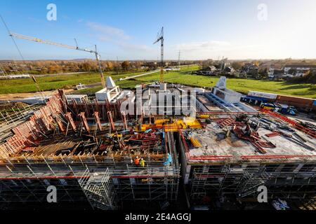 Oberhausen, Ruhrgebiet, Nordrhein-Westfalen, Deutschland - Emscher Umbau, Neubau des Emscher-AKE Kanals, hier das neue Pumpwerk in Oberhausen, der ökologische Umbau des Emscher-Systems besteht aus dem Bau einer zentralen Kläranlage im Ruhrgebiet, Der Bau von Abwasserkanälen und die Renaturierung der Emscher und ihrer Nebenflüsse, der Schmutzwasserfluss Emscher fließt hinten links. Stockfoto