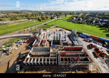 Oberhausen, Ruhrgebiet, Nordrhein-Westfalen, Deutschland - Emscher Umbau, Neubau des Emscher-AKE Kanals, hier das neue Pumpwerk in Oberhausen, der ökologische Umbau des Emscher-Systems besteht aus dem Bau einer zentralen Kläranlage im Ruhrgebiet, Der Bau von Abwasserkanälen und die Renaturierung der Emscher und ihrer Nebenflüsse, der Schmutzwasserfluss Emscher fließt hinten links. Stockfoto