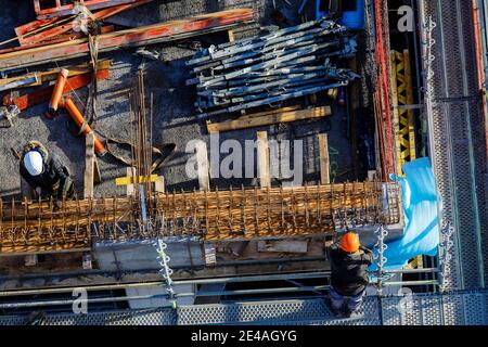 Oberhausen, Ruhrgebiet, Nordrhein-Westfalen, Deutschland - Bauarbeiter arbeiten an einer Betonschalung auf einer Baustelle. Stockfoto