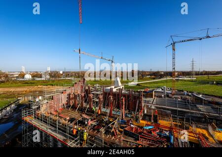 Oberhausen, Ruhrgebiet, Nordrhein-Westfalen, Deutschland - Emscher Umbau, Neubau des Emscher-AKE Kanals, hier das neue Pumpwerk in Oberhausen, der ökologische Umbau des Emscher-Systems besteht aus dem Bau einer zentralen Kläranlage im Ruhrgebiet, Der Bau von Kanalisation und die Renaturierung der Emscher und ihrer Nebenflüsse, im Hintergrund fließt das Emscher Schmutzwasser. Stockfoto