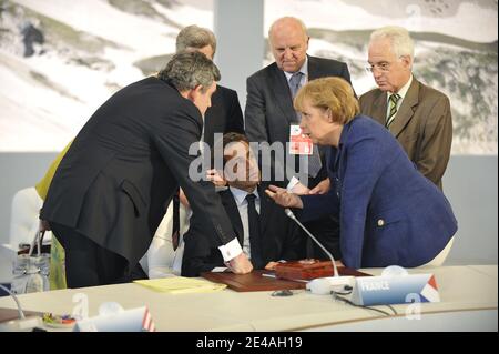 Der französische Präsident Nicolas Sarkozy spricht mit dem britischen Premierminister Gordon Brown und der deutschen Bundeskanzlerin Angela Merkel vor einem Round-Table-Gespräch mit den Führern der G8-Gruppe während ihres Gipfeltreffens in der Guardia Di Finanza Schule von Coppito in L'Aquila, Italien, am 8. Juli 2009. Foto von Elodie Gregoire/ABACAPRESS.COM Stockfoto