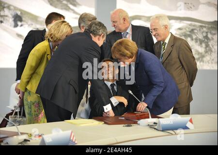 Der französische Präsident Nicolas Sarkozy spricht mit dem britischen Premierminister Gordon Brown und der deutschen Bundeskanzlerin Angela Merkel vor einem Round-Table-Gespräch mit den Führern der G8-Gruppe während ihres Gipfeltreffens in der Guardia Di Finanza Schule von Coppito in L'Aquila, Italien, am 8. Juli 2009. Foto von Elodie Gregoire/ABACAPRESS.COM Stockfoto