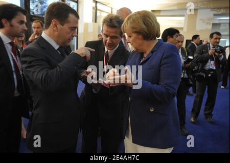 Der russische Präsident Dmitri Medwedew spricht mit Bundeskanzlerin Angela Merkel während des G8-Gipfels in L'Aquila, Italien, am 8. Juli 2009. Foto von Elodie Gregoire/ABACAPRESS.COM Stockfoto