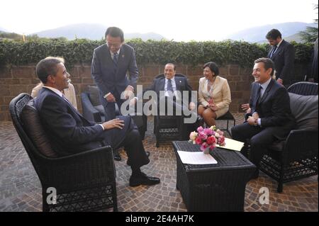 US-Präsident Barack Obama, der japanische Premierminister Taro Aso, der italienische Premierminister Silvio Berlusconi und der französische Präsident Nicolas Sarkozy nehmen am 8. Juli 2009 an einem Treffen während des G8-Gipfels in L'Aquila, Italien, Teil. Foto von Elodie Gregoire/ABACAPRESS.COM Stockfoto