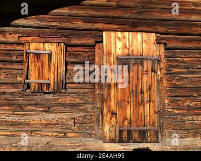 Ochsenalm, verschlossene Tür und verschlossenes Fenster, Sonne, Soierngruppe, Mittenwald, Oberbayern, Deutschland Stockfoto